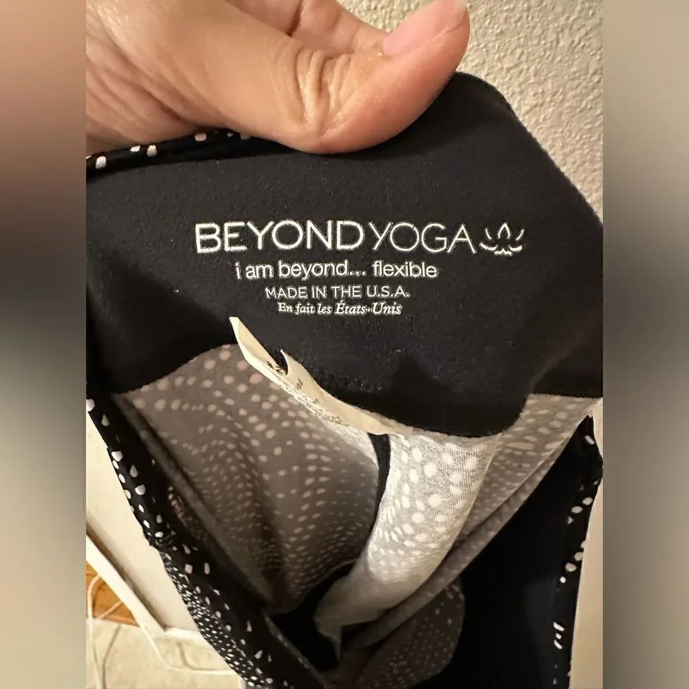 Beyond Yoga Lux Print Capri Legging in Swirling Dot Sz. M